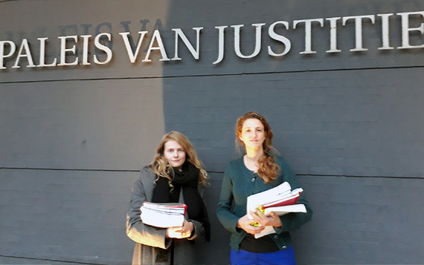 Medewerkers van Dier&Recht maken zich op voor de eerste zitting in de zaak tegen Vlees.nl