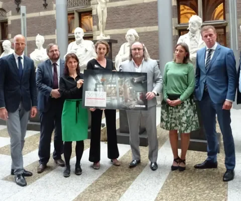 Aanbieden van de petitie